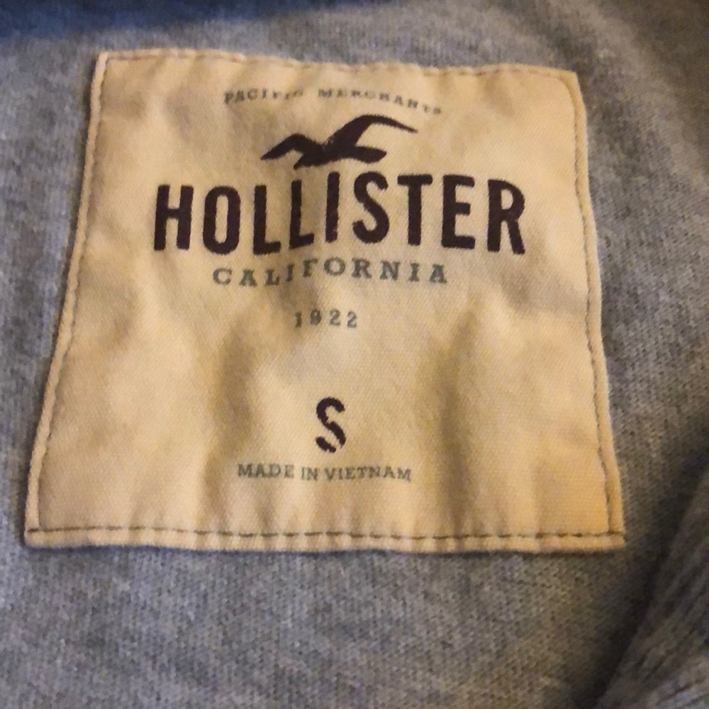 Men’s Hollister tee